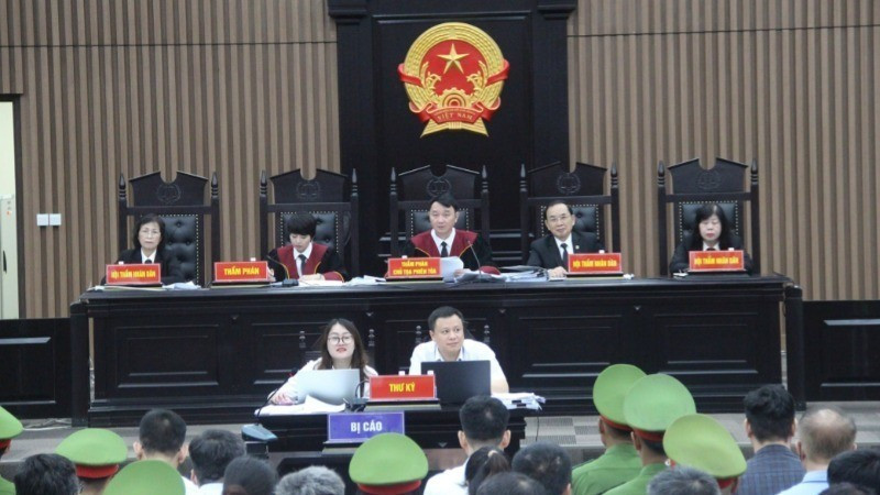 Hội đồng xét xử sơ thẩm xét hỏi các bị cáo trong vụ án xảy ra tại Tập đoàn Phúc Sơn và các địa phương Vĩnh Phúc, Phú Thọ, Quảng Ngãi, Vĩnh Long.