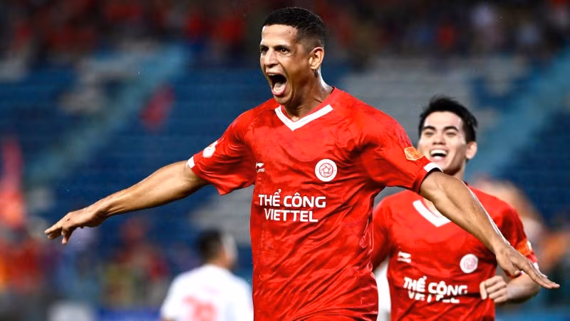 Niềm vui của các cầu thủ đội Thể Công Viettel sau khi giành chiến thắng trước đội Hồng Lĩnh Hà Tĩnh với tỷ số 2-0. (Ảnh: KHÁNH AN)