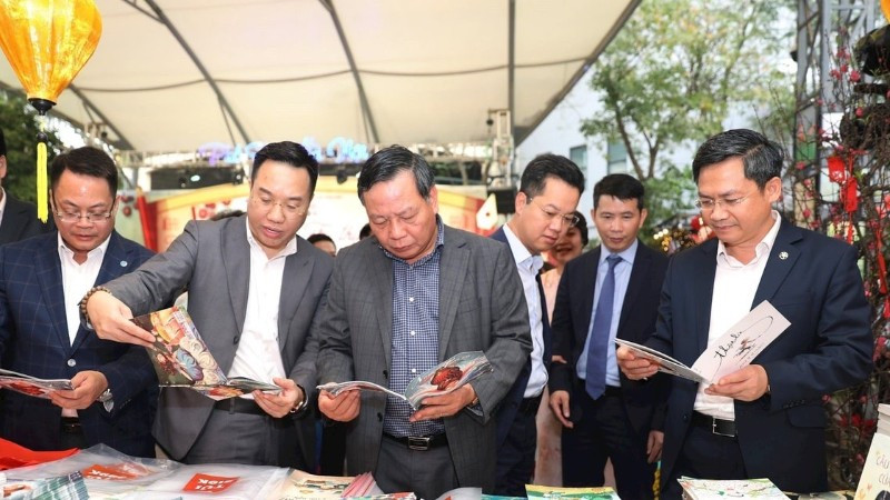 Lãnh đạo thành phố Hà Nội và Cục Xuất bản, In và Phát hành tham dự một hội chợ sách Hà Nội.