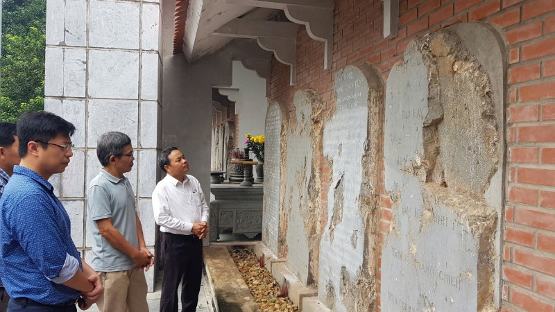 Mỗi tấm bia đá chằng chịt vết bom đạn để lại là minh chứng sống động cho sự tàn khốc của chiến tranh và tinh thần bất khuất của dân tộc Việt Nam.