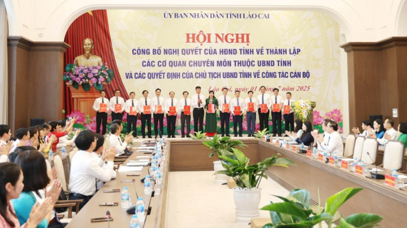 Chủ tịch Ủy ban nhân dân tỉnh Lào Cai Trần Huy Tuấn trao Quyết định cho 14 Giám đốc, Phó Giám đốc phụ trách các cơ quan chuyên môn thuộc Ủy ban nhân dân tỉnh.