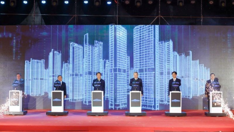 Tổng Bí thư Tô Lâm và các đại biểu thực hiện nghi thức khởi công dự án Khu đô thị đa mục tiêu Bắc Thăng Long Urban City. (Ảnh: QUANG THÁI)