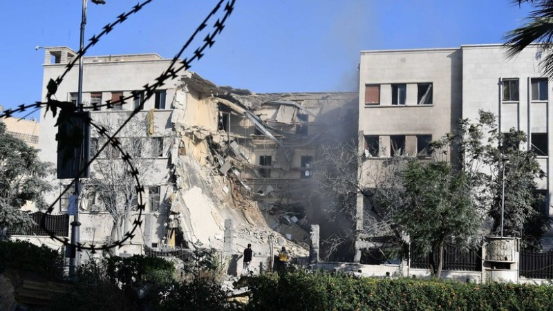 Trụ sở Tổng tư lệnh quân đội Syria ở Damascus bị phá hủy sau vụ không kích của không lực Israel, ngày 16/7/2025. (Ảnh: THX/TTXVN)