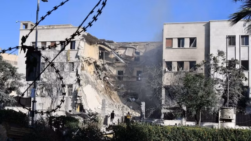 Trụ sở Tổng tư lệnh quân đội Syria ở Damascus bị phá hủy sau vụ không kích của không lực Israel, ngày 16/7/2025. (Ảnh: THX/TTXVN)