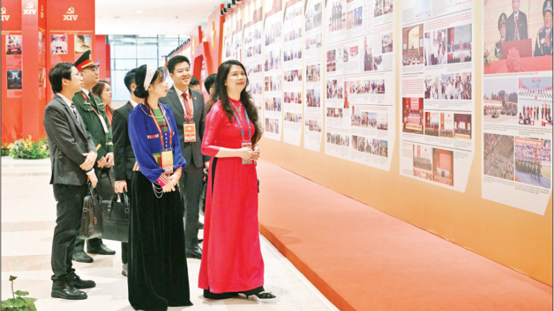 Đại diện Thanh niên tiêu biểu tham quan Trưng bày ảnh “Dưới cờ Đảng - Đất nước tiến vào Kỷ nguyên mới” tại Đại hội XIV của Đảng. (Ảnh: TRẦN HẢI)