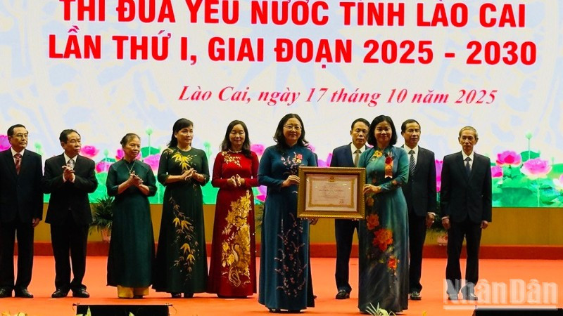 Đồng chí Nguyễn Thị Tuyến, thừa ủy quyền của Chủ tịch nước, trao Huân chương Lao động hạng Nhì cho các cá nhân. (Ảnh: THANH SƠN)