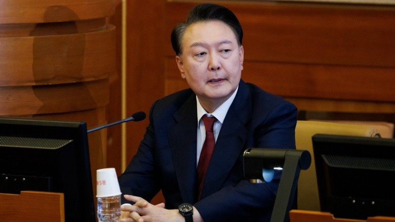 Cựu Tổng thống Hàn Quốc Yoon Suk Yeol tại một phiên điều trần ở Seoul. (Ảnh: THX/TTXVN)