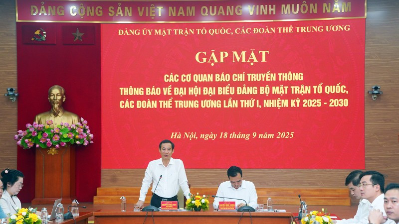 Phó Bí thư Đảng ủy Mặt trận Tổ quốc, các đoàn thể Trung ương Nguyễn Thái Học phát biểu ý kiến tại chương trình gặp mặt. (Ảnh: HẢI ĐĂNG)