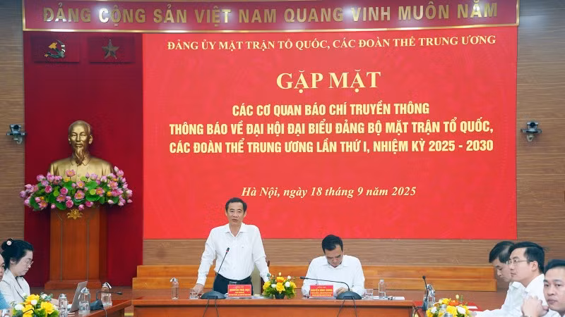 Phó Bí thư Đảng ủy Mặt trận Tổ quốc, các đoàn thể Trung ương Nguyễn Thái Học phát biểu ý kiến tại chương trình gặp mặt. (Ảnh: HẢI ĐĂNG)