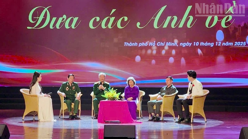 Các khách mời chia sẻ về hành trình tìm kiếm, quy tập hài cốt liệt sĩ.