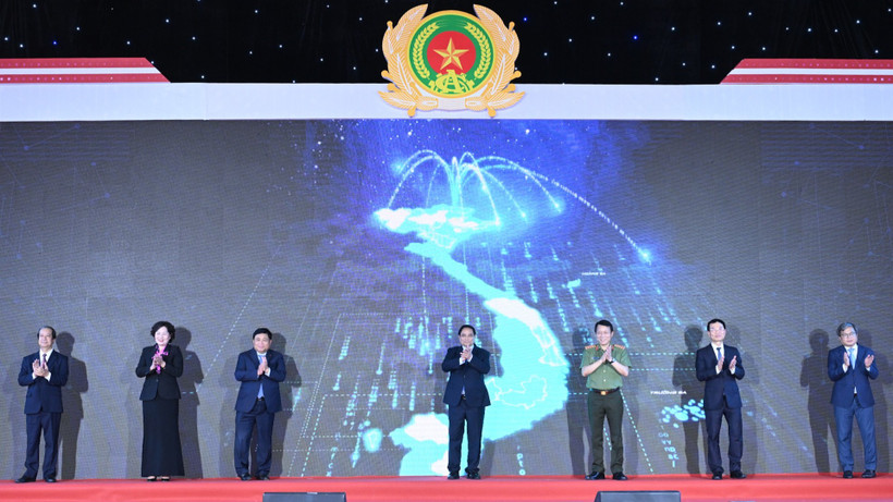 Thủ tướng Phạm Minh Chính và các đại biểu thực hiện nghi thức lễ khánh thành Trung tâm Dữ liệu quốc gia.