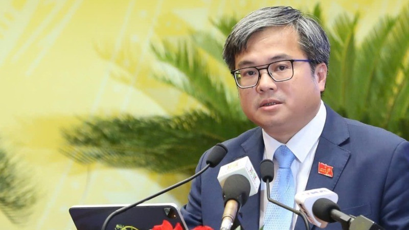 Phó Chủ tịch Ủy ban nhân dân thành phố Hà Nội Trương Việt Dũng báo cáo kết quả phát triển kinh tế-xã hội tại kỳ họp thứ 25.