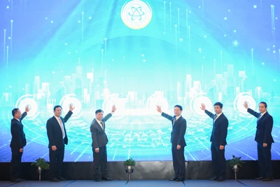 Bộ trưởng Khoa học và Công nghệ Nguyễn Mạnh Hùng cùng các đại biểu thực hiện nghi thức kích hoạt các sáng kiến. (Ảnh: THẾ ĐẠI).