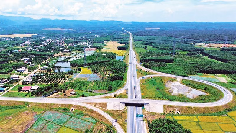 Cao tốc Cam Lộ - La Sơn có điểm đầu tuyến kết nối với cao tốc Vạn Ninh - Cam Lộ tại xã Cam Lộ (Quảng Trị), điểm cuối kết nối với cao tốc La Sơn - Hòa Liên tại xã Hưng Lộc (TP Huế).