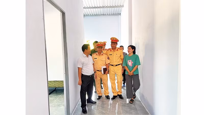 Vợ chồng ông Nguyễn Ngọc Vương vui mừng trong căn nhà mới.