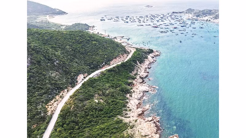 Cung đường ven biển kết nối sân bay quốc tế Cam Ranh với các khu du lịch ven biển sẽ thúc đẩy phát triển hạ tầng, mở rộng không gian phát triển.