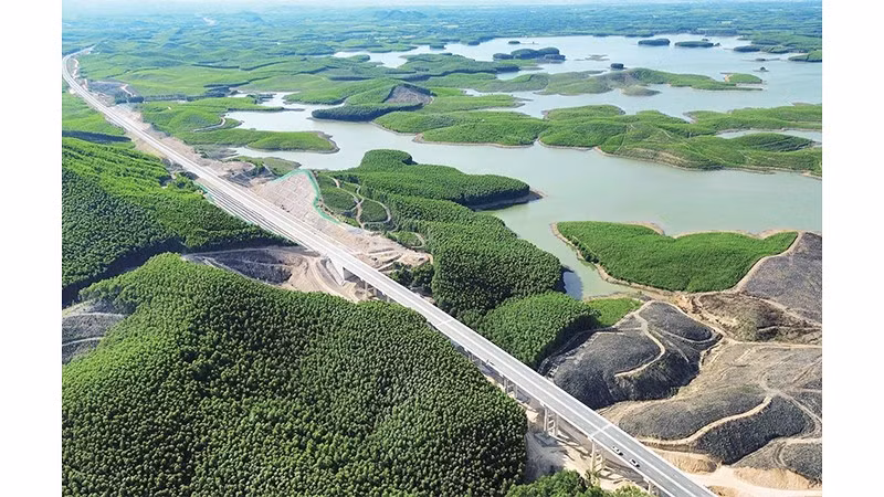 Cao tốc Vạn Ninh-Cam Lộ xuyên qua những địa hình phức tạp như đồi núi, bắc qua sông hồ.