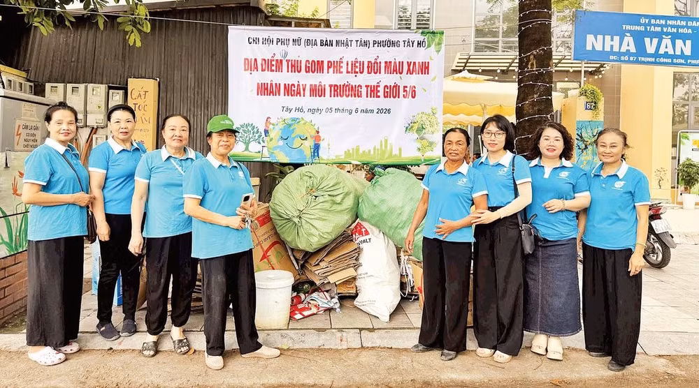 Các hội viên Chi hội Phụ nữ tổ 4, Nhật Tân, phường Tây Hồ mang phế liệu tập kết tại Nhà Văn hóa phường. 
