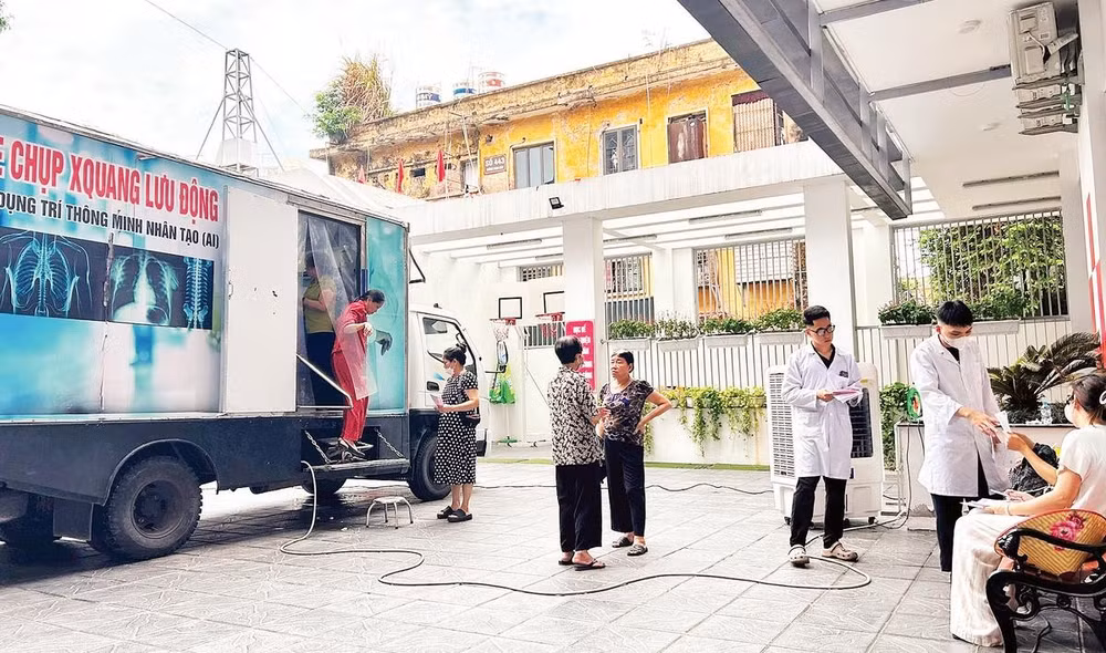 Các phương tiện chuyên dụng như máy chụp X-quang, siêu âm... được triển khai tại các điểm khám trong khu dân cư.