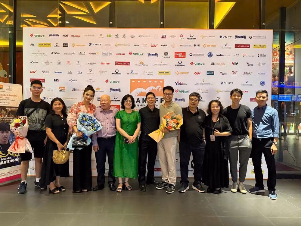 Lãnh đạo Viện Phim Việt Nam cùng các nghệ sĩ điện ảnh tại Liên hoan phim châu Á Đà Nẵng lần thứ ba năm 2025.