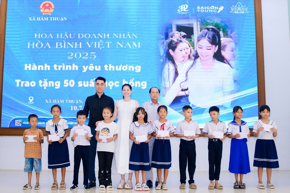 Ông Nguyễn Ngọc Thạch Bí thư Đảng ủy xã Hàm Thuận và Hoa hậu Lê Thị Thơ, nhà báo Trung Hoàng chung vui cùng các em nhỏ. lieu3.jpg
