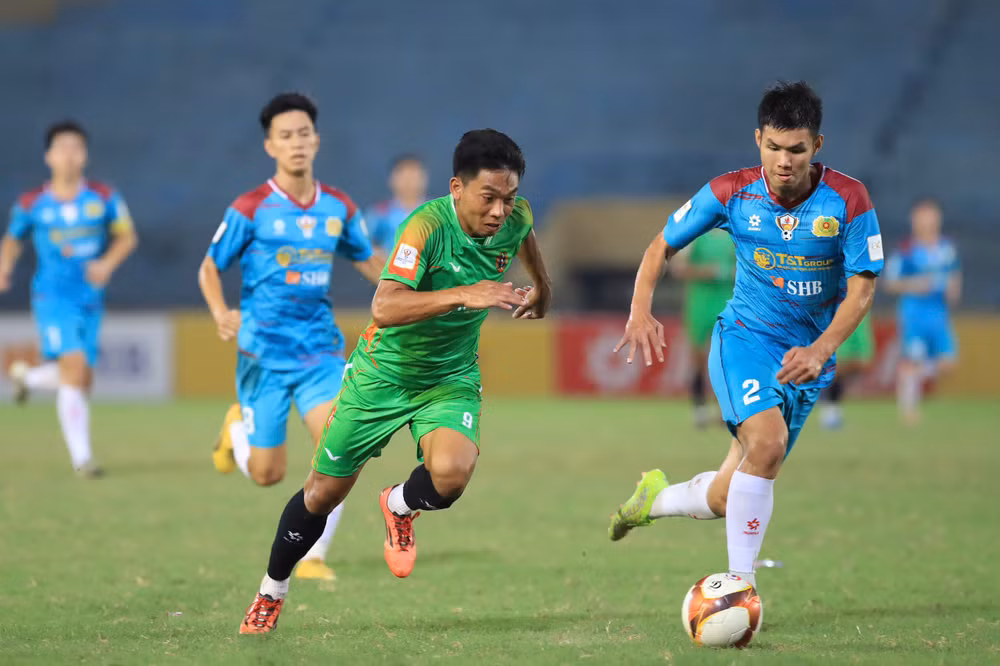 Đội CAND Việt Nam I thắng đội Lào (áo xanh lục) 5-4 ở trận cuối bảng A tối 11/7, nhưng vẫn kém Thái Lan về hiệu số bàn thắng và phải chia tay giải.