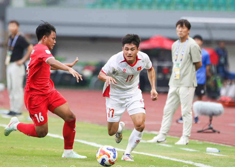 Pha tranh bóng giữa U23 Việt Nam và U23 Lào ở trận ra quân bảng B (Ảnh VFF). anh-bd-1.jpg