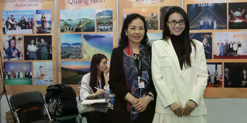 Tiến sĩ Ngô Phương Lan và diễn viên Ninh Dương Lan Ngọc tại Hội chợ phim ACFM 2024 ở Busan (Hàn Quốc). pl5.jpg