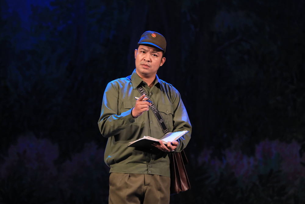 Nghệ sĩ Huy Hoàng vai Trung đoàn phó trong vở diễn. loi-7.jpg