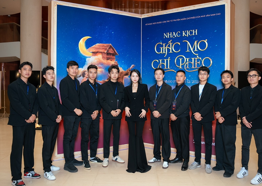 Giám đốc DuongCamART Nguyễn Thu Quỳnh và ekip sản xuất vở nhạc kịch "Giấc mơ Chí Phèo". cp21.png