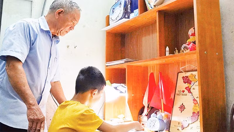 Phụ huynh ở Ba Lòng nhắc nhở con cháu học bài vào mỗi tối. 