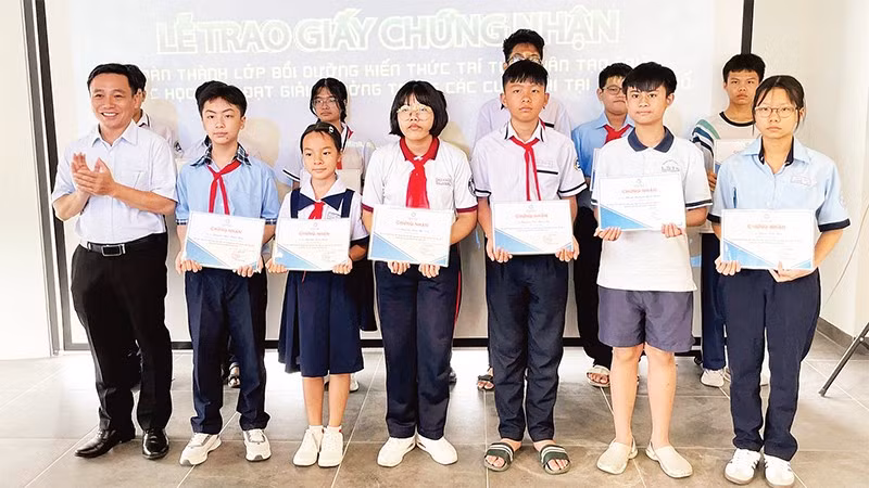 Trao giấy chứng nhận cho các học sinh tham gia lớp bồi dưỡng AI. 