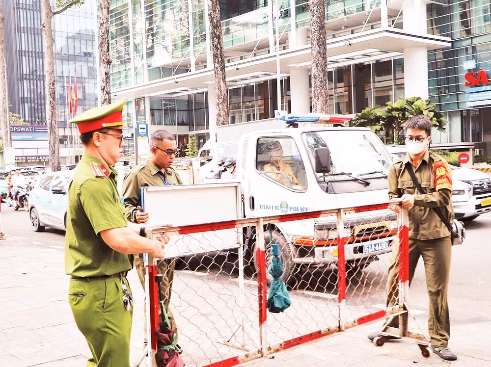 Lực lượng Cảnh sát trật tự và các tổ công tác tại phường tuần tra, xử lý các hành vi lấn chiếm, sử dụng trái phép lòng đường, vỉa hè để kinh doanh, buôn bán tại khu vực trung tâm thành phố.