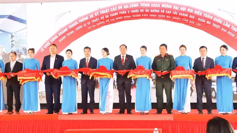 Phó Chủ tịch Quốc hội Trần Quang Phương cắt băng thông xe kỹ thuật Dự án thành phần 3 thuộc Dự án cao tốc Khánh Hòa-Buôn Ma Thuột giai đoạn 1 ngày 19/12/2025.