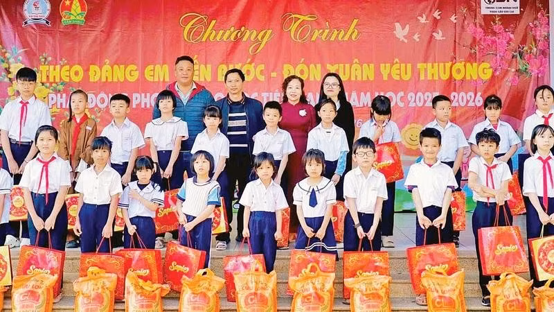 Trao quà Tết tặng học sinh có hoàn cảnh khó khăn.