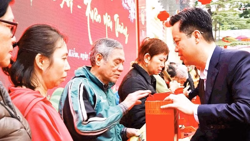 Lãnh đạo phường Hoàn Kiếm tặng quà các gia đình có hoàn cảnh khó khăn trên địa bàn.