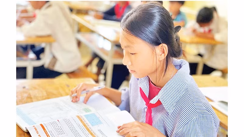 Học sinh vùng cao với quyển sách Mỹ thuật trong bộ Chân trời sáng tạo. 