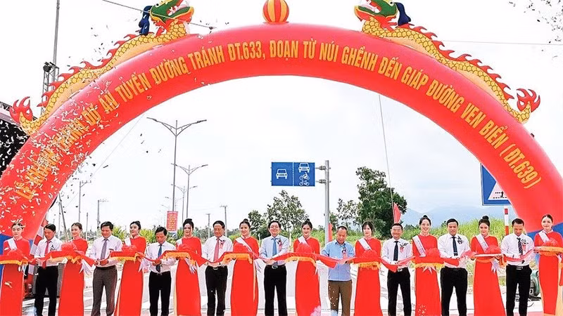 Nghi thức cắt băng khánh thành tuyến đường tránh ĐT.633, đoạn Núi Ghềnh-ĐT.639. (Ảnh QUANG TẤN) 