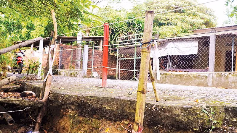 Tình trạng sạt lở bờ sông Tam Kỳ đe dọa trực tiếp đến an toàn tính mạng, tài sản của người dân. 