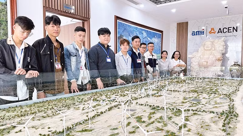 Sinh viên Phân hiệu Đại học Huế tại Quảng Trị tham quan học tập tại Nhà máy điện gió B&T. 
