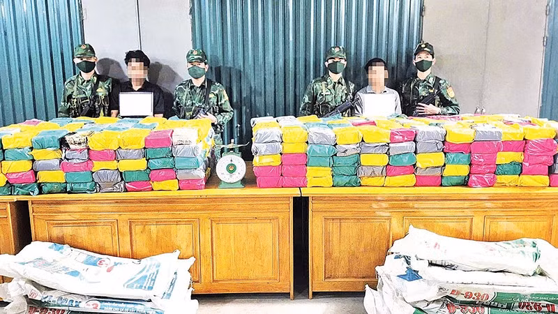 Hai đối tượng vận chuyển 500 kg ma túy bị Bộ đội Biên phòng tỉnh Quảng Trị bắt giữ.