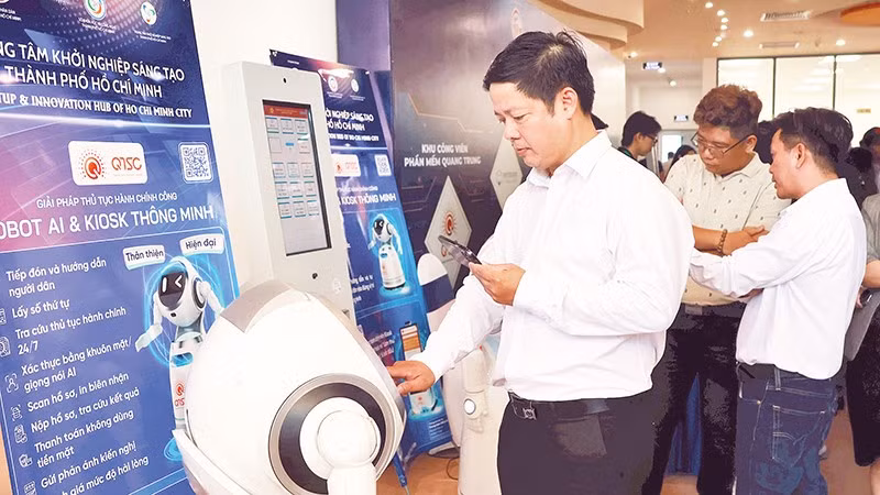 Các đại biểu tham quan các sản phẩm khoa học, công nghệ triển lãm tại Trung tâm Khởi nghiệp sáng tạo Thành phố Hồ Chí Minh. (Ảnh CTV)