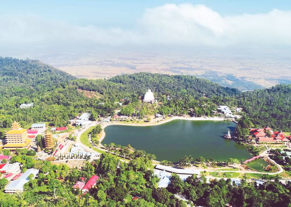 Cảnh đẹp trên núi Cấm.