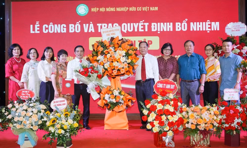 Lãnh đạo Hiệp hội Nông nghiệp hữu cơ Việt Nam chung vui với tập thể cán bộ, phóng viên Tạp chí Hữu cơ Việt Nam và phiên bản điện tử Nông nghiệp hữu cơ Việt Nam.