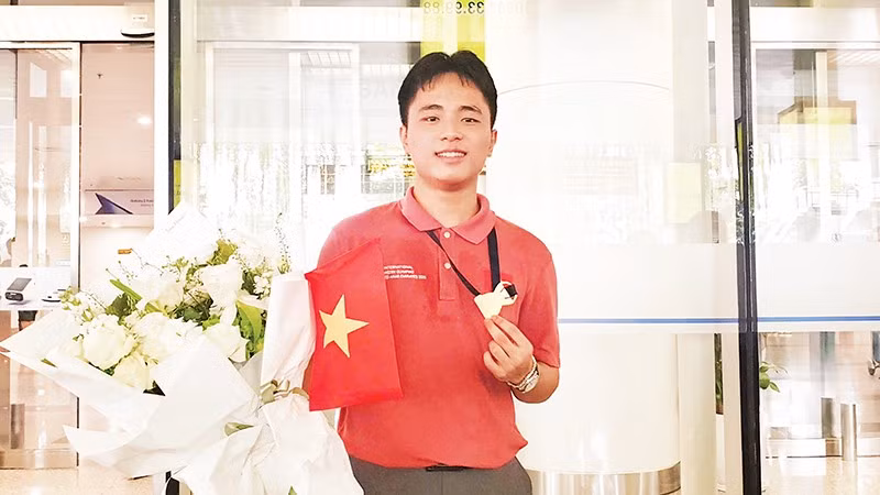 Ngô Quang Minh và tấm huy chương vàng Olympic quốc tế môn Hóa học 2025.