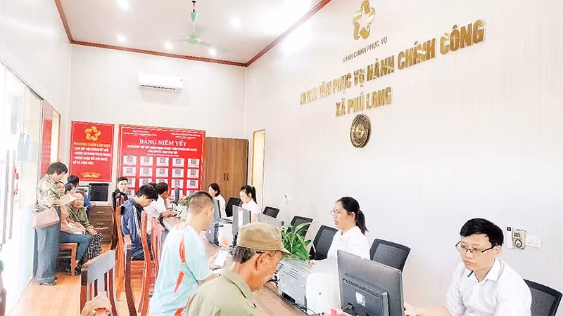 Người dân làm thủ tục tại Trung tâm phục vụ hành chính công xã Phú Long, tỉnh Ninh Bình.