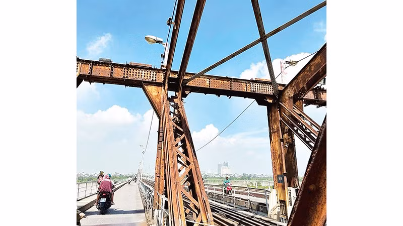 Dấu ấn thời gian in trên những khung thép của cây cầu hơn 120 năm tuổi.