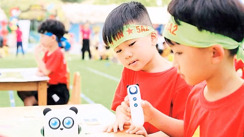 Học sinh Trường mầm non Thanh Bình trải nghiệm lập trình robotic và thực tế ảo AR/VR.
