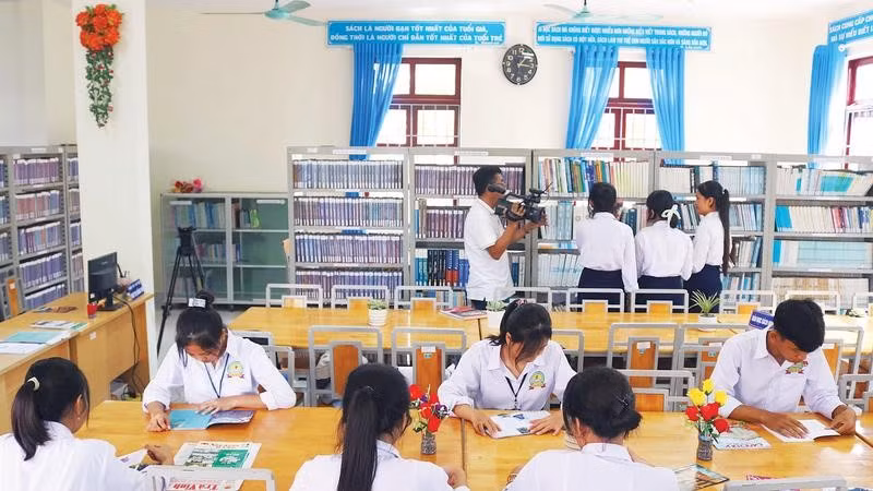 Thư viện Trường phổ thông Dân tộc nội trú trung học sơ sở, trung học phổ thông Tiểu Cần, xã Tiểu Cần đạt chuẩn, đa dạng sách, báo phục vụ học sinh.