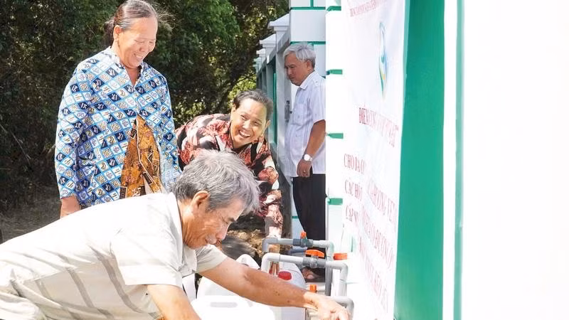 Người dân phường Vĩnh Châu vui mừng vì có nước sạch sử dụng miễn phí.